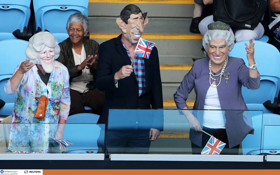 Fan con le maschere della regina ELisabetta, del principe Carlo e della principessa Camilla in tribuna (Action Images)